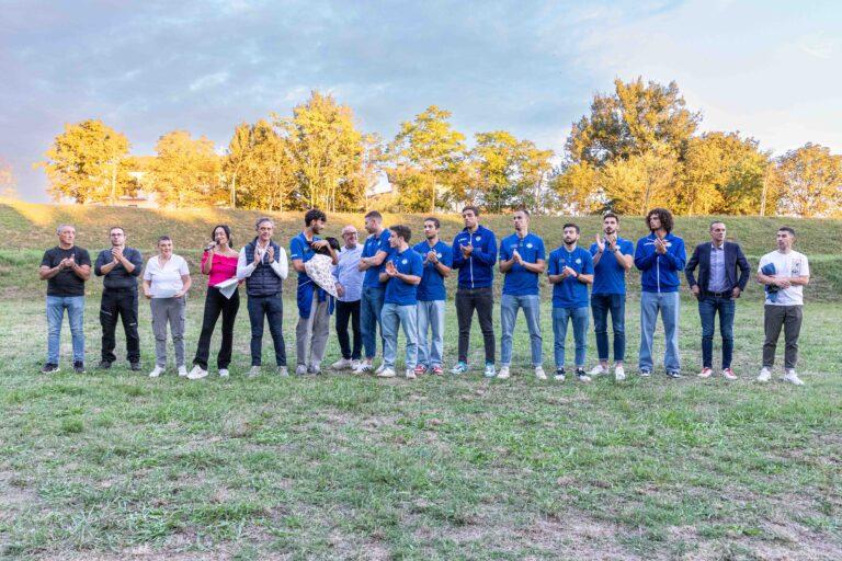 Achille, il labrador per una bambina con disabilità, diventa la mascotte della ErmGroup Altotevere: un gesto di solidarietà dall’evento “Campioni a 4 Zampe”