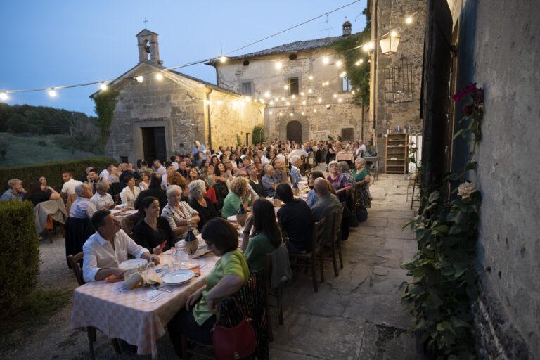 Tovaglia a Quadri, “cena toscana con una storia da raccontare in quattro portate”, è tra i premiati 2024 dell’Associazione Nazionale dei Critici di Teatro (Anct)