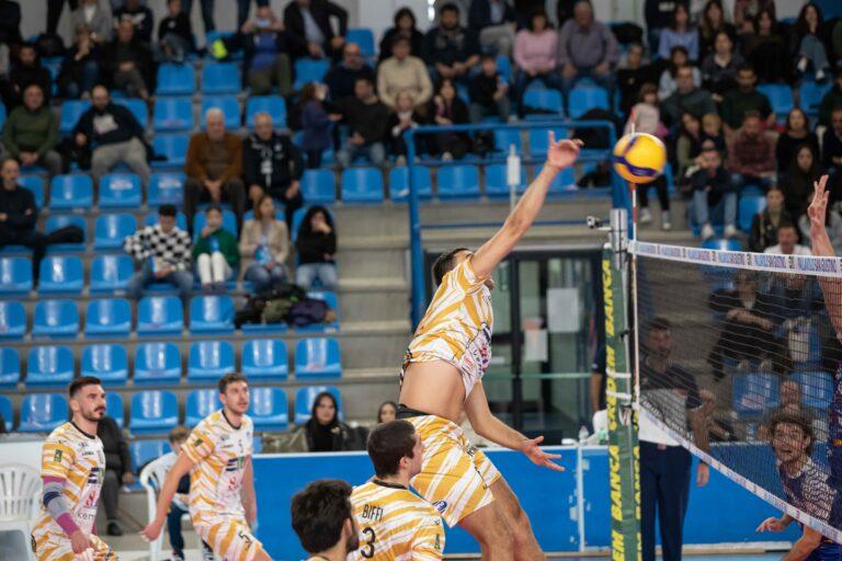 ErmGroup Altotevere reattiva e trasformata grazie ai cambi operati nella formazione: recupera dallo 0-2 al 2-2 e lotta fino in fondo, anche se la Gabbiano FarmaMed Mantova porta via i due punti dal palasport di San Giustino