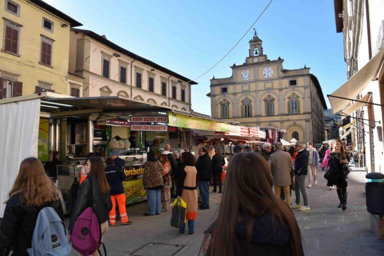 Fine settimana con le Fiere di San Florido: dal 15 al 17 novembre circa 230 ambulanti nelle piazze e nelle vie principali dentro e fuori le mura urbiche, domenica negozi aperti ed edizione mensile di Retrò