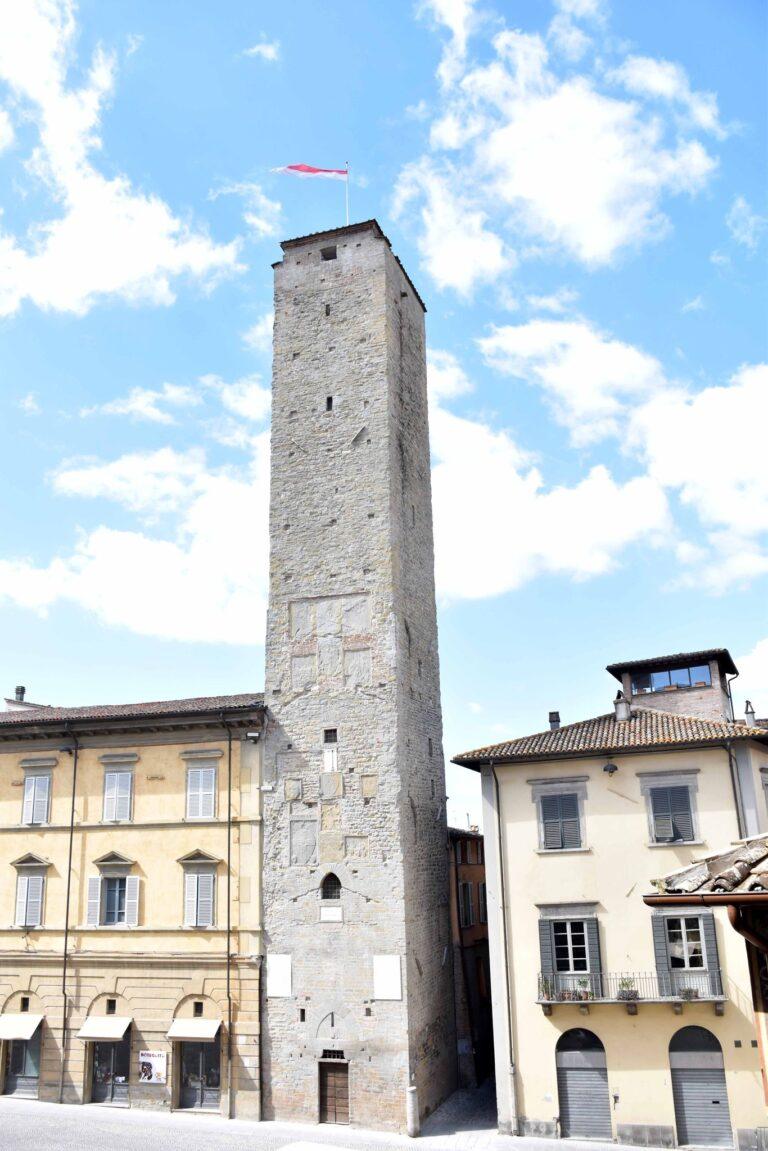 La torre civica si colora di blu per il 34° anniversario dall’approvazione della Convenzione sui diritti dell’infanzia e dell’adolescenza