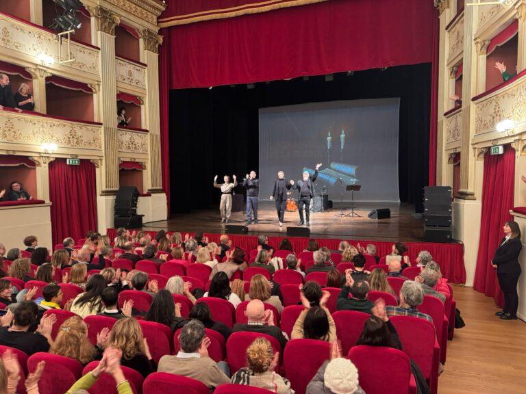La “bibbia” di Aldo Cazzullo e Moni Ovadia ha fatto il pieno di spettatori ed incantato il pubblico ieri sera al Teatro degli Illuminati