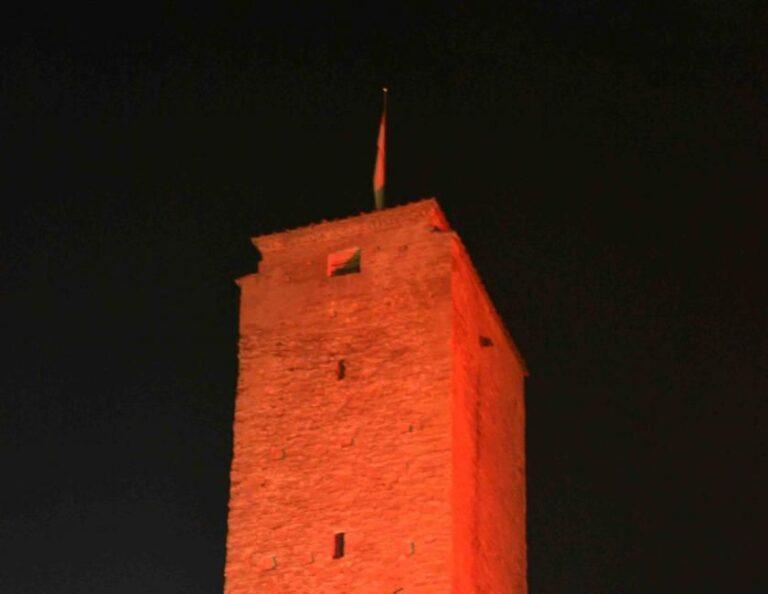 la Torre civica si colora di rosso nell’ambito delle iniziative della giornata internazionale contro la violenza sulle donne