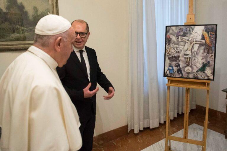 La “Crocifissione Bianca” di Marc Chagall arriva a Roma, Stefano Lazzari (Bottega Tifernate): “Per me, che ne ho riprodotto con la ‘pictografia’ una copia per il Santo Padre nel 2019 motivo di forte orgoglio sapere del suo arrivo”