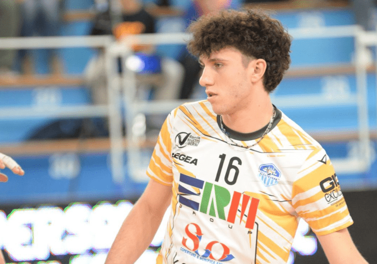 “A San Donà, contro un’avversaria forte ma non trascendentale, abbiamo commesso troppi errori, per cui è su questo aspetto che dobbiamo migliorare”, dice il giovane schiacciatore Daniele Carpita