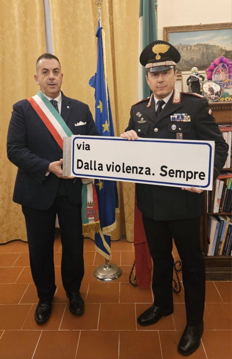Todi: i Carabinieri restituiscono al comune di Todi e alla cittadinanza il cartello della “Via Dalla Violenza. Sempre”