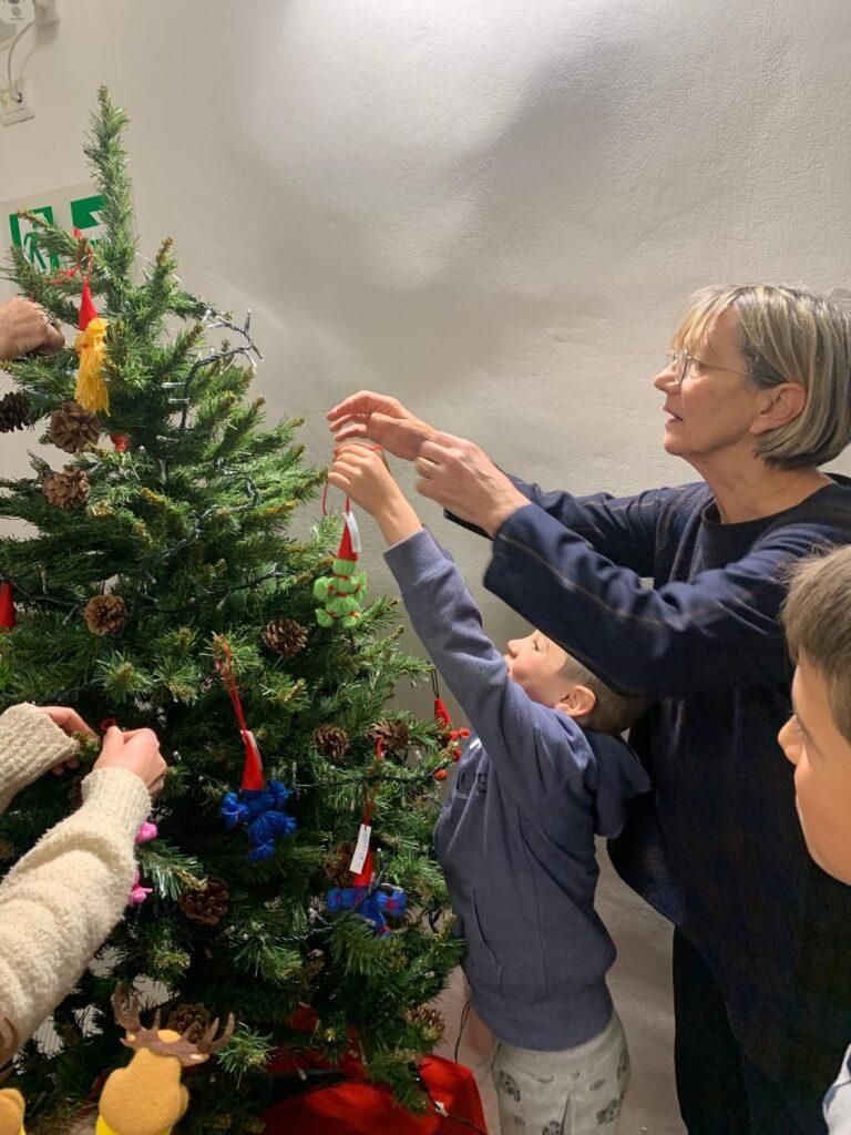 Albero di Natale dei bambini. Successo per i due laboratori per bambini dedicati alla confezione di piccoli pupazzi in lana colorata per decorare l’albero di Natale della Biblioteca