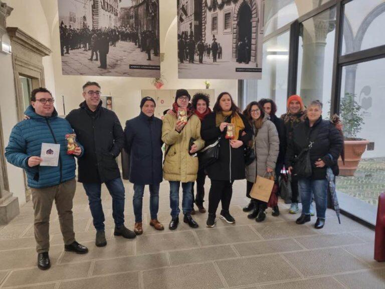Sulle tracce della famiglia Vitelli, fra storia e leggenda grazie a quattro “ciceroni” speciali, Tomas, Giacomo, Lucia e Anna, hanno accompagnato oggi una classe del Liceo Plinio Il Giovane attraverso un inedito tour cittadino. #GUIDAPERUNGIORNO. “CI SI DEVE ‘N PIAZZA – la famiglia Vitelli in Città”