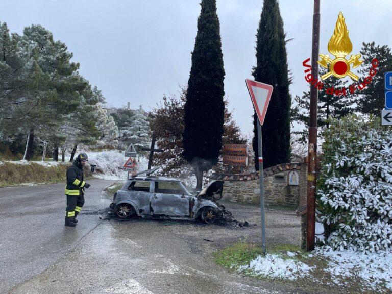 Auto in fiamme sulla sp 103 (bivio Monte santa Maria Tiberina) necessario l’intervento dei vigili del fuoco