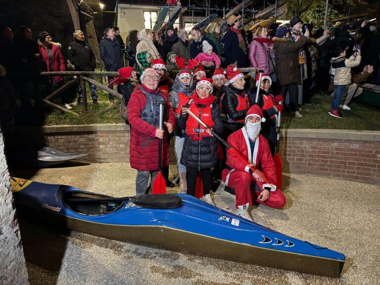Luci e fuochi d’artificio colorati hanno illuminato il pomeriggio di Natale a Città di Castello con “Santa Claus” che alle renne ha preferito le canoe