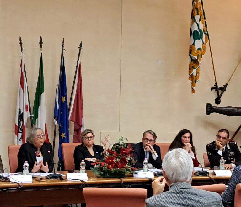 “Screams before silence” alla Sala Rosa del Comune di Arezzo. Sabato 14 dicembre si è parlato di violenza di genere e antisemitismo attraverso una mostra collettiva e la proiezione di un docufilm. L’evento era organizzato da Art-Eco