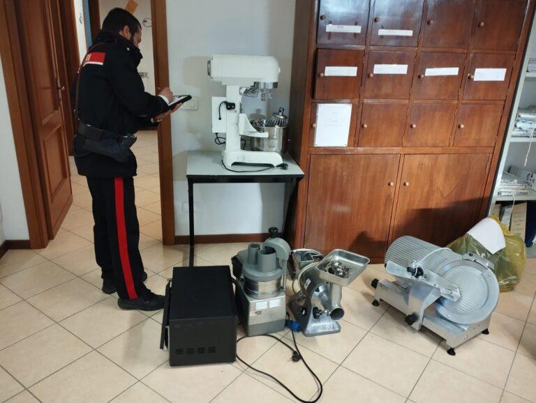 Castiglione del Lago:  furti in attività commerciali, i Carabinieri denunciano 2 persone e recuperano la refurtiva