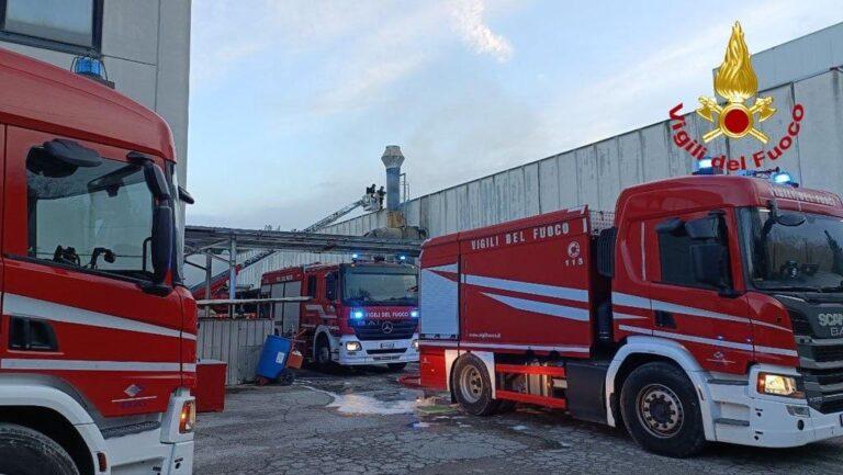 Incendio presso un’azienda di materiali plastici ad Umbertide, sul posto i Vigili del fuoco di Città di Castello e Perugia