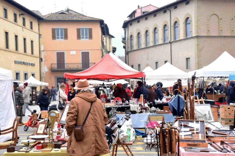 Il mercatino del vintage, dell’antiquariato collezionismo ai nastri di partenza del nuovo anno, fra bilanci e progetti futuri.