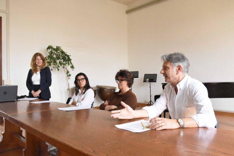 Meglio la musica dei “social network”: boom di iscrizioni di ragazze e ragazzi ai corsi della scuola comunale per imparare a suonare lo strumento preferito