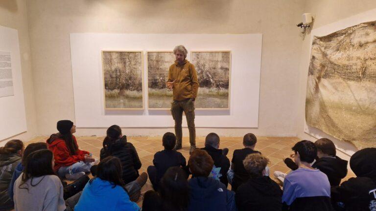 “Anatomie Naturali” fino al 28 febbraio 2025 presso la Pinacoteca di Città di Castello, l’artista visivo Roberto Ghezzi e la biologa di Arpa Umbria Rosalba Padula hanno incontrato gli studenti e le studentesse del terzo anno della scuola secondaria di primo grado “San Francesco di Sales”