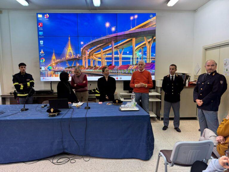 Tanto “silenzio e attenzione” alla prima iniziativa proposta dall’Associazione “IL MOSAICO 2.0“ nelle scuole superiori della città sul tema della Sicurezza Stradale e la Cittadinanza Attiva e responsabile in ricordo di Nico Dolfi