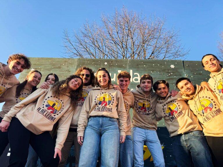 Una comunità che diventa compagnia teatrale. Tutti sul palcoscenico per Virginia