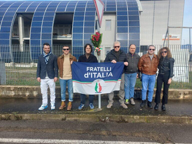 Delegazione di Fratelli d’Italia in via Martiri delle Foibe a Città di Castello per rinnovare la memoria della tragedia e il ricordo delle vittime con un mazzo di rose