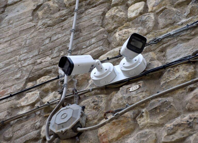 Videosorveglianza contro i vandalismi: sanzionato il responsabile di alcuni imbrattamenti nel centro storico, individuato grazie alle immagini delle telecamere
