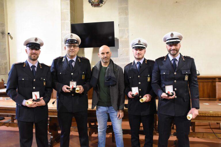 Encomi solenni a quattro operatori della Polizia Locale intervenuti presso la stazione ferroviaria per aggressione da parte di cittadini con precedenti penali. Cerimonia ufficiale in consiglio comunale