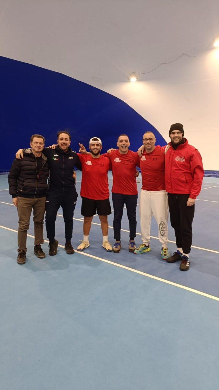 Tennisti Tifernati sul podio più alto: la squadra A maschile del circolo tennis di Città di Castello si è imposta in finale nella categoria Terza Serie contro il CT Chiugiana