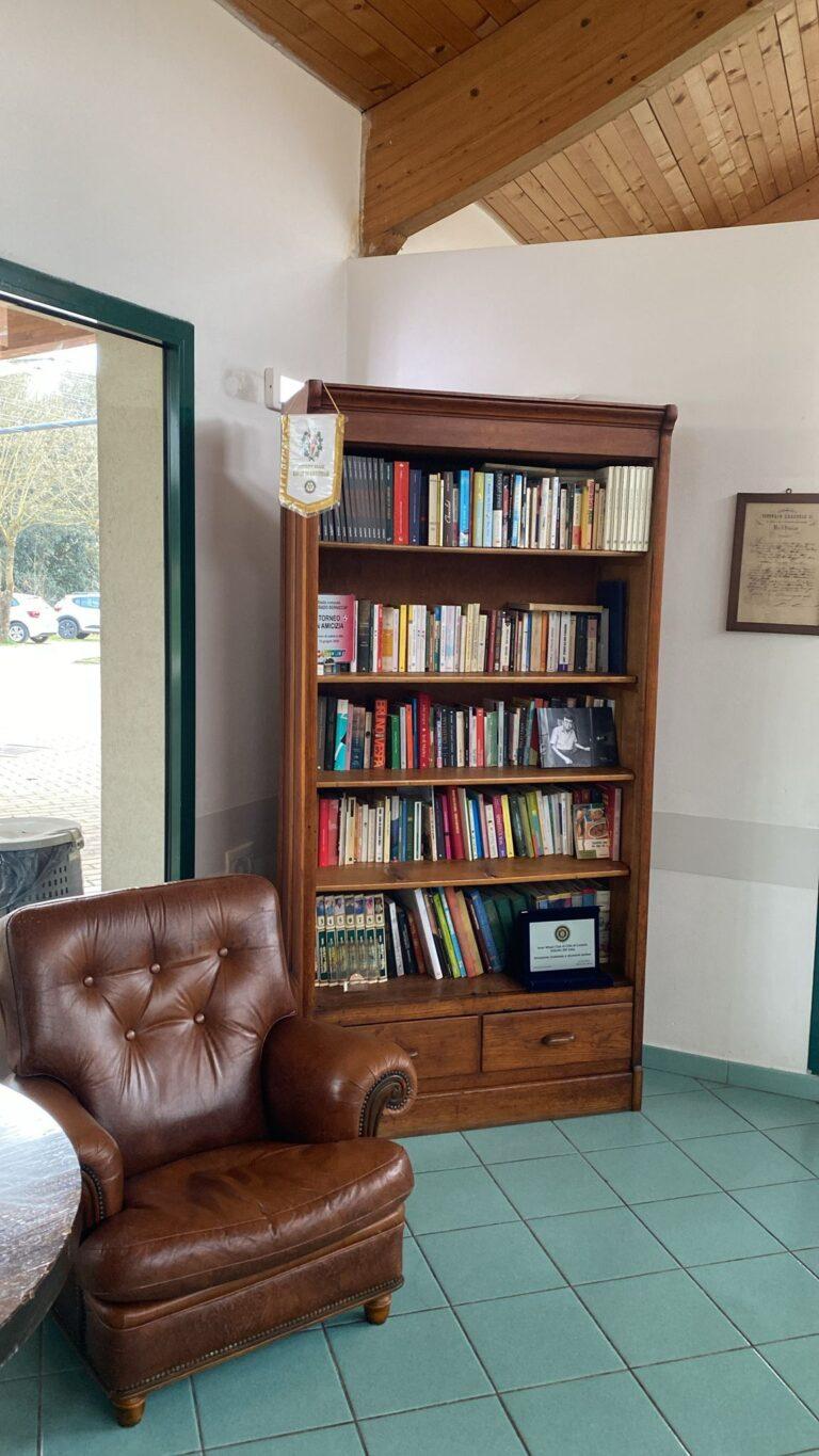 Una libreria realizzata dai maestri del mobile in stile per l’edicola-biblioteca all’Asp “Muzi Betti” grazie ai fratelli Duchi