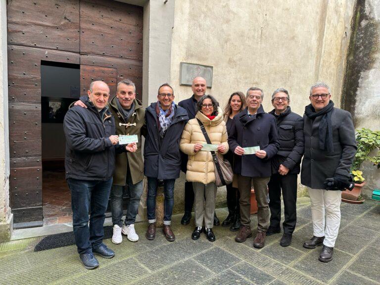 Sport e solidarietà. Consegnato ieri mattina al direttore della Caritas Diocesana, Gaetano Zucchini, parte del ricavato della iniziativa, “25 ore di nuoto”