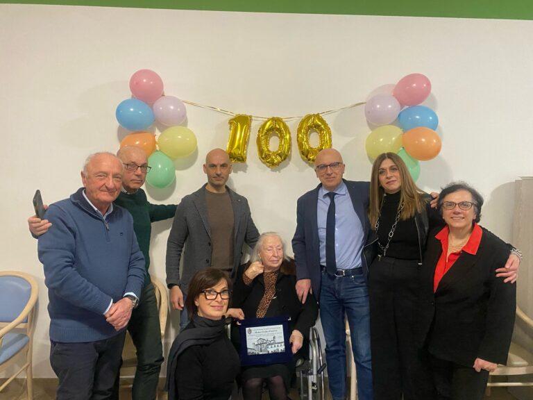 Compie oggi 100 anni, Maria Cesira Coletti, “maestra” elementare di San Secondo – Le congratulazioni del sindaco, la consegna della targa e la festa con i familiari