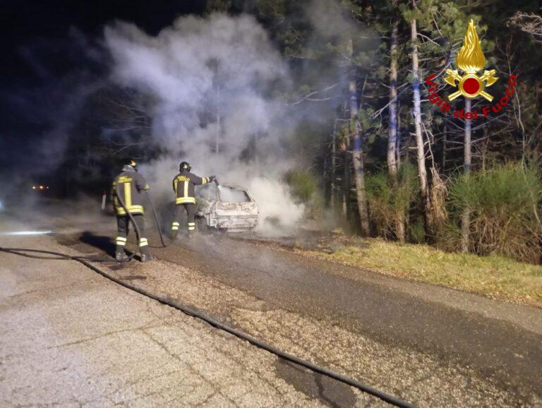 Incendio auto a metano in località Baucca, necessario l’intervento dei vigili del fuoco di Gubbio
