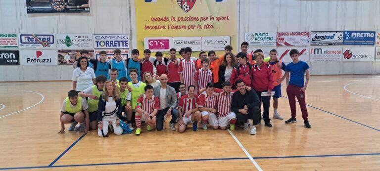 Bella storia di fair play e solidarietà’ in campo –  squadra si presenta alla prima giornata di campionato di calcio a 5 FISDIR con qualche assenza e la squadra avversaria “presta” un suo giocatore determinante per il risultato finale