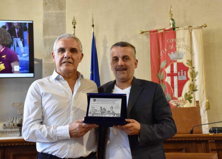 Il sindaco Secondi e l’assessore allo Sport Carletti si congratulano con il tecnico tifernate Giuseppe Cuccarini per la vittoria della CEV Challenge Cup di pallavolo femminile con la SMI Roma Volley