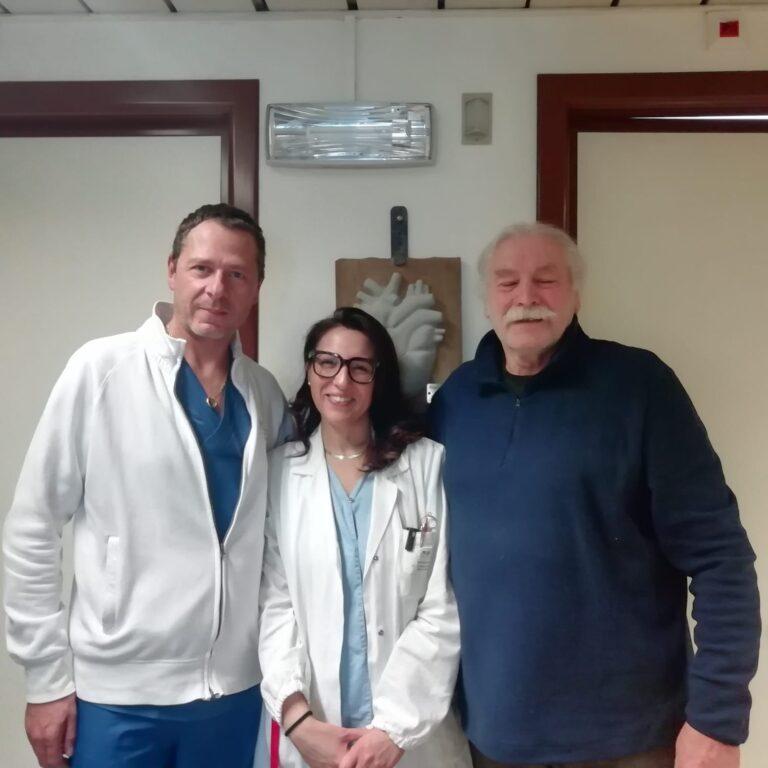 Arte e solidarietà. Un cuore “bianco” su una lastra di pietra in segno di gratitudine nei confronti dei medici e del personale dell’ospedale Santa Maria della Misericordia di Perugia. Autore di questo bel gesto, il Tifernate, Marcello Rigucci