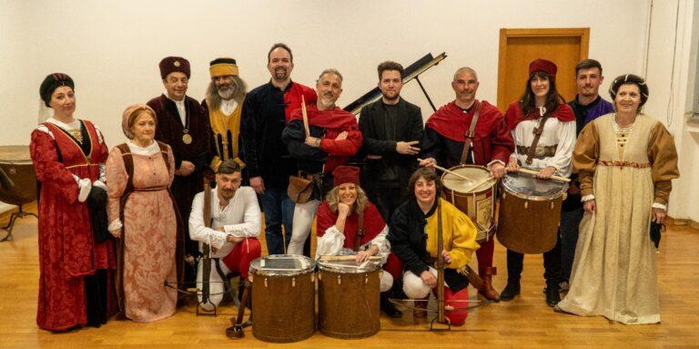 A lezione di chiarina e tamburino e balli rinascimentali: progetto sperimentale alla Scuola comunale di musica “G. Puccini” con la Compagnia dei Balestrieri
