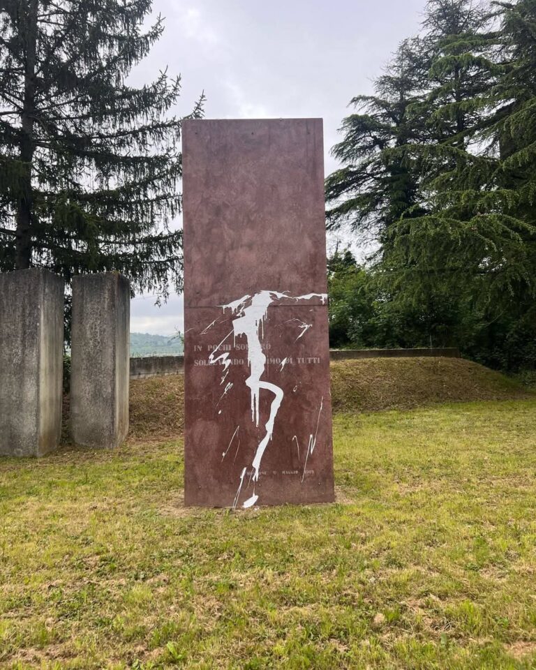 Montone, atto vandalico contro il monumento ad Aldo Bologni, Rifondazione comunista: “Intervengano subito Regione, comuni e ANPI”