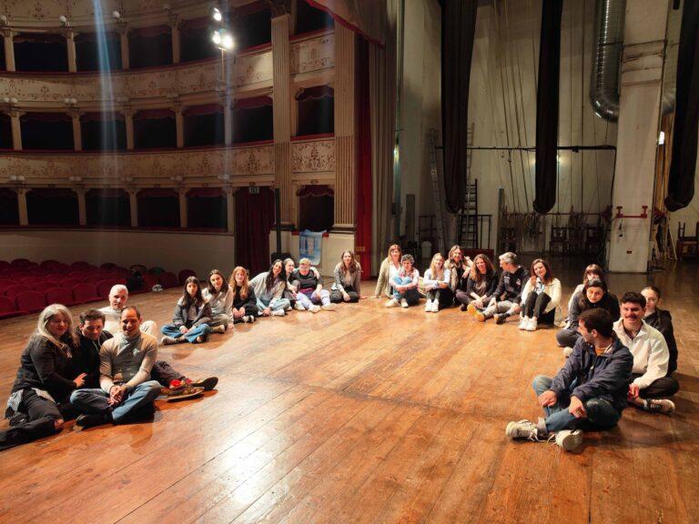 “La Porta e i Quattro Regni” , successo agli Illuminati per la compagnia teatrale gli attori del sorriso