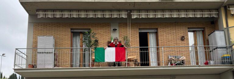 Bandiera tricolore che sventola sul terrazzo della famiglia Zappitelli, nel ricordo di Luisa