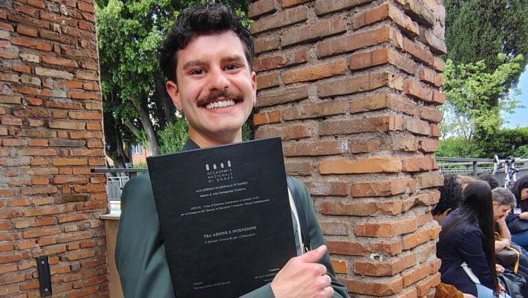 Importante traguardo del danzatore tifernate Nicolò Mandrelli che ha conseguito presso l’Accademia Nazionale di Danza in Roma, il Diploma Accademico di secondo livello in didattica delle discipline coreutiche con specializzazione in danza contemporanea