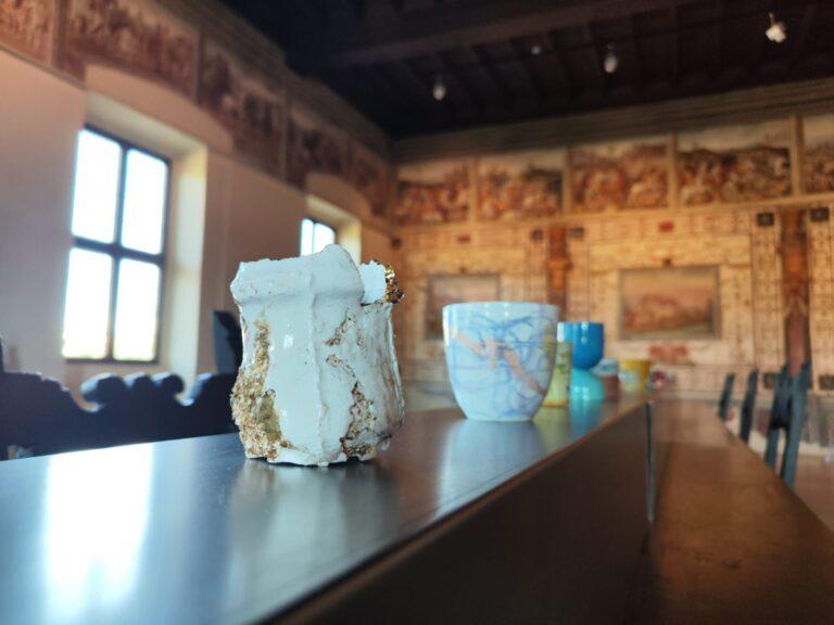 A Città di Castello La prima mostra in Italia sulle tazzine da caffè “griffate” per celebrare la ceramica e l’arte
