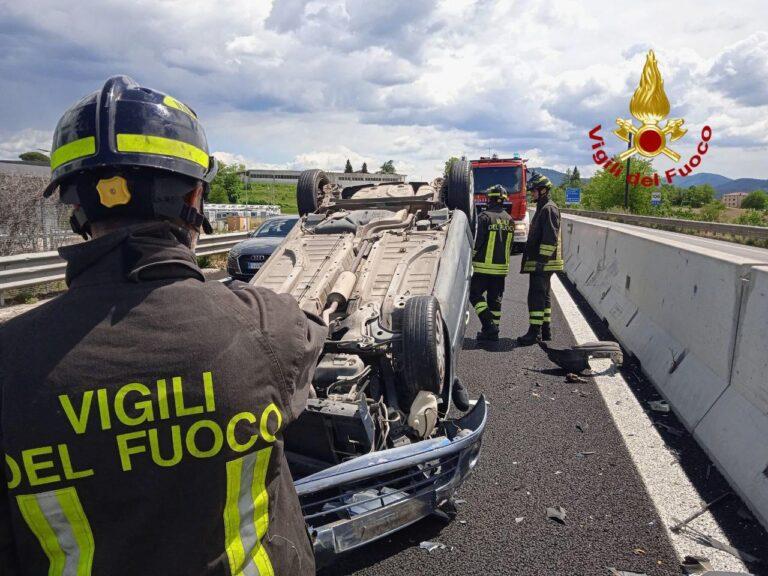 Auto si ribalta lungo la E 45: sul posto Vigili del Fuoco e Polizia stradale di Città di Castello