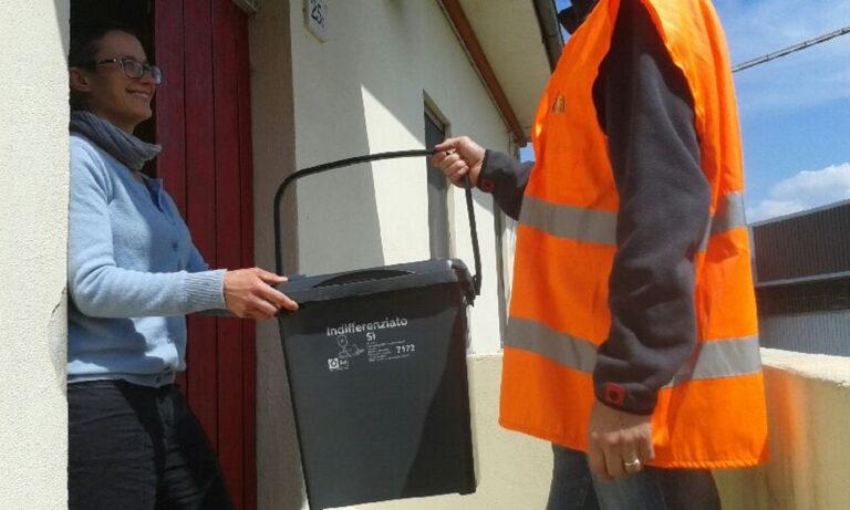 Sansepolcro, dove e quando ritirare il “kit porta a porta” per il nuovo servizio di raccolta dei rifiuti: il calendario completo