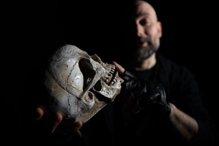 Amleto – Sabato 17 maggio si chiude la stagione teatrale del Teatro dei Riuniti di Umbertide con il classico dei classici