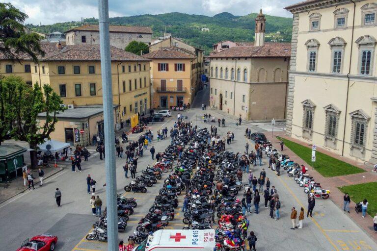 Con la regia mondiale del comitato di Sidney, si è svolto con grande successo a Città di Castello il “DistinguishedGentleman’s Ride” manifestazione organizzata dall’Associazione FERRO E Motus