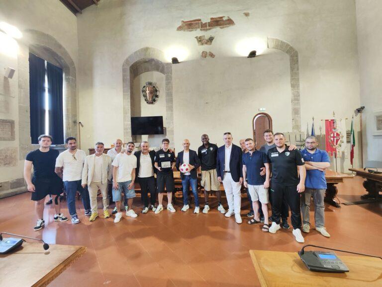 Una targa ricordo per celebrare la storica promozione in prima categoria del Promano calcio: cerimonia ufficiale in comune