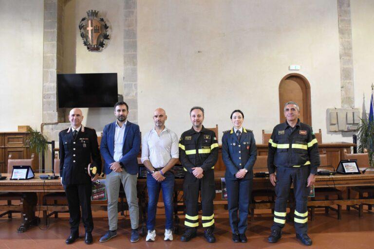 Sport e solidarietà. Un torneo di calcio “a otto” all’insegna dell’amicizia, della passione per lo sport e beneficenza a scendere in campo cinque formazioni in rappresentanza del comune di Città di Castello, della Guardia di Finanza, dell’Arma dei Carabinieri, della Polizia di Stato e Vigili del Fuoco