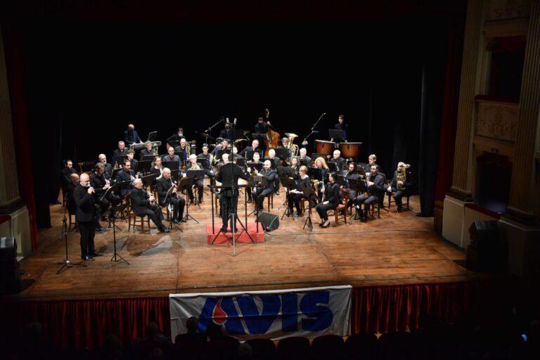“Nel blu dipinto di blu” mercoledì 11 giugno alle ore 21.15 nella suggestiva cornice di Piazza del Marchese Paolo il concerto all’aperto della Filarmonica Giacomo Puccini guidata dal M. Nolito Bambini