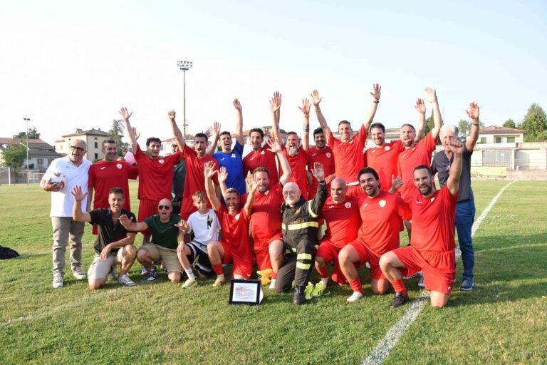 Torneo in Amicizia, terza edizione. Sul gradino più alto i Vigili del Fuoco, un minuto di raccoglimento in onore del brigadiere ucciso in provincia di Brindisi