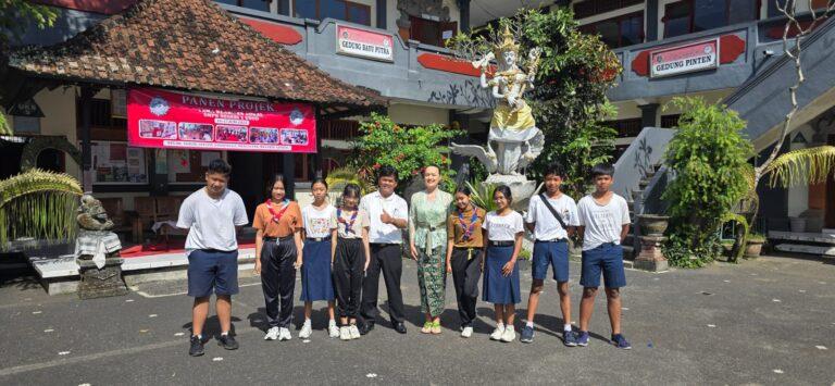 La Eco – Bandiera collettiva della Pace più lunga del mondo arriva a Bali: l’artista Moira Lena Tassi porta il messaggio di pace in Indonesia