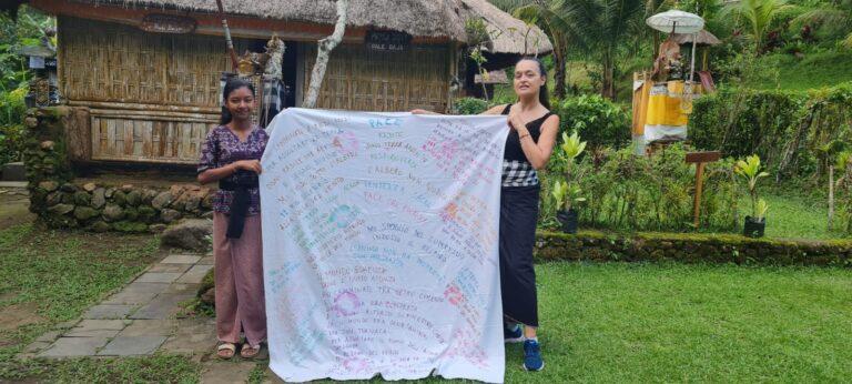 L’ artista tifernate Moira Lena Tassi porta la sua arte nell’Isola degli Dei: performance a Bali tra spiritualità, natura e consapevolezza ambientale