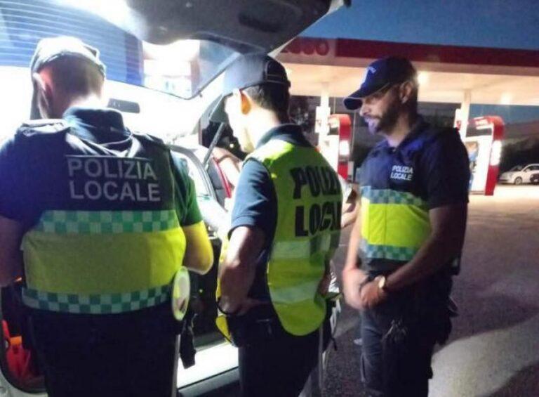 Tenta di fuggire ai controlli della polizia locale ma viene inseguito e poi fermato; guidava con tasso alcolemico cinque volte oltre il limite consentito.